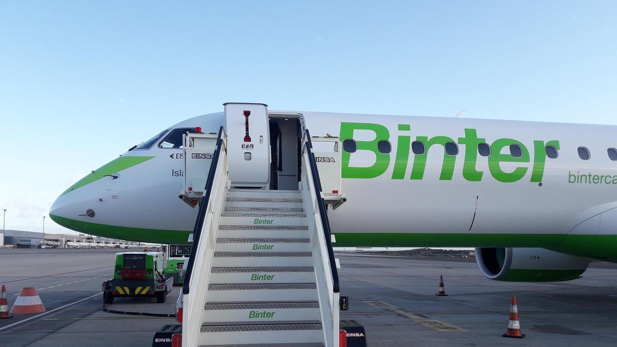 Escaleras de acceso a un avión de Binter.
