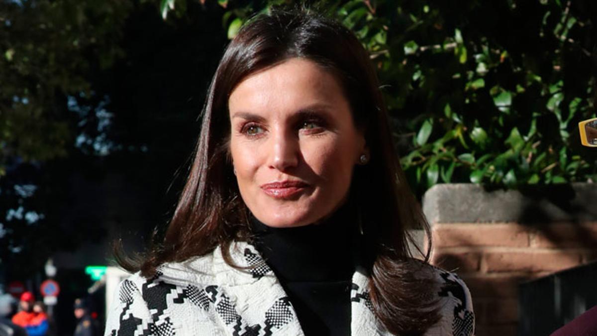 La reina Letizia combina su chaqueta de pata de gallo de Uterqüe con unos pantalones de cuero