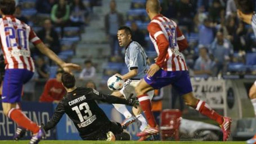 Charles intenta superar la salida de Courtois en una de las ocasiones más claras de las que dispuso el Celta. // Ricardo Grobas