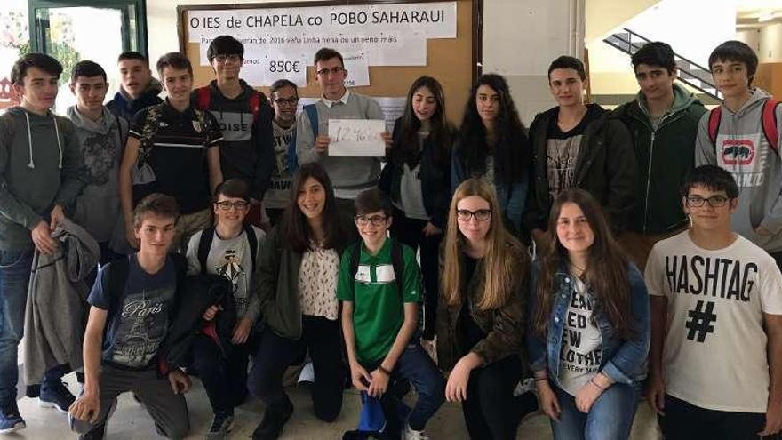 Los alumnos del IES de Chapela que participan en la campaña. // FdV