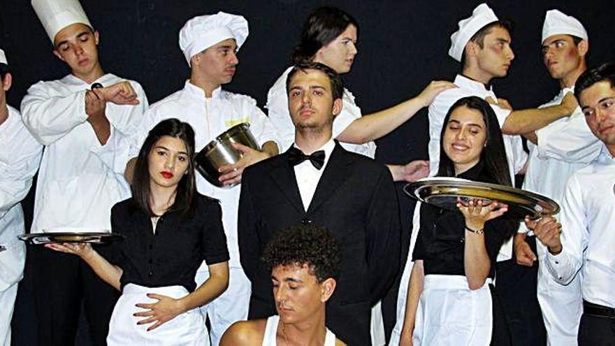 Los doce integrantes de la compañía de teatro, caracterizados como sus personajes de su nueva obra, &quot;Entre fogones&quot;.