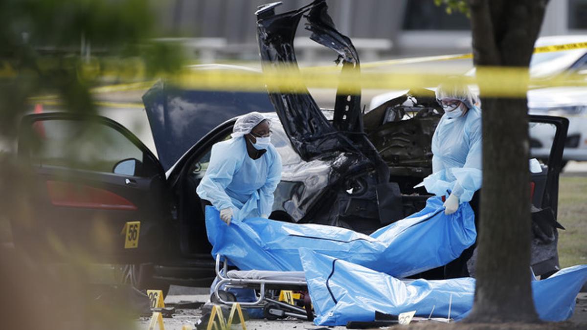 Forenses retiran los cuerpos de los dos atacantes de la exposición sobre caricaturas de Mahoma en Garland, cerca de Dallas.