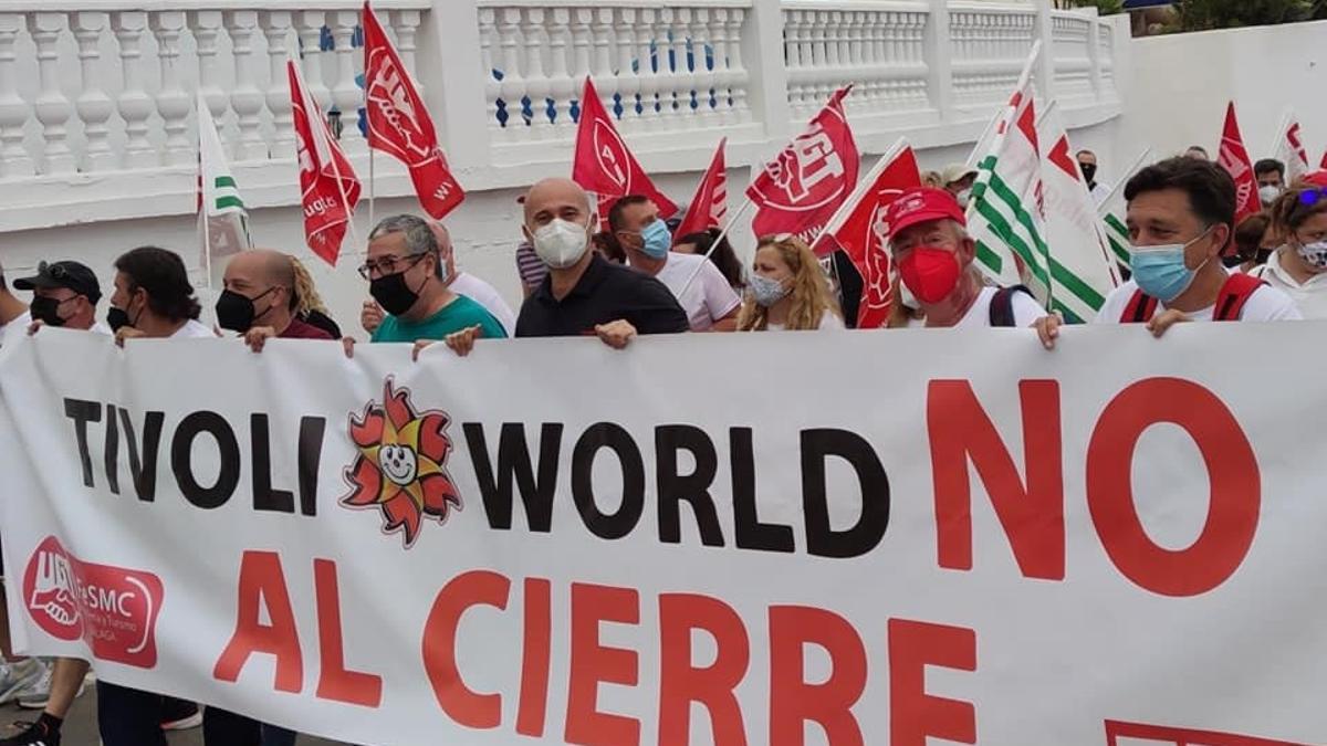 Marcha reivindincativa de CCOO y UGT junto a trabajadores por la contiuidad y reapertura del parque de ocio Tívoli World de Benalmádena