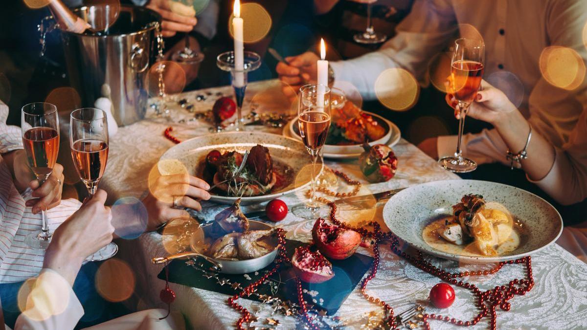 Una cena de Navidad en una imagen de archivo.