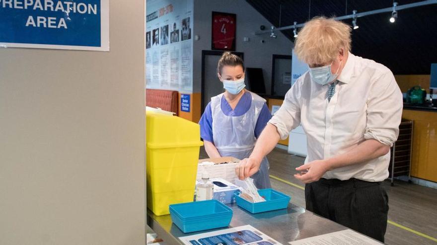 Boris Johnson, en un centro de vacunación.