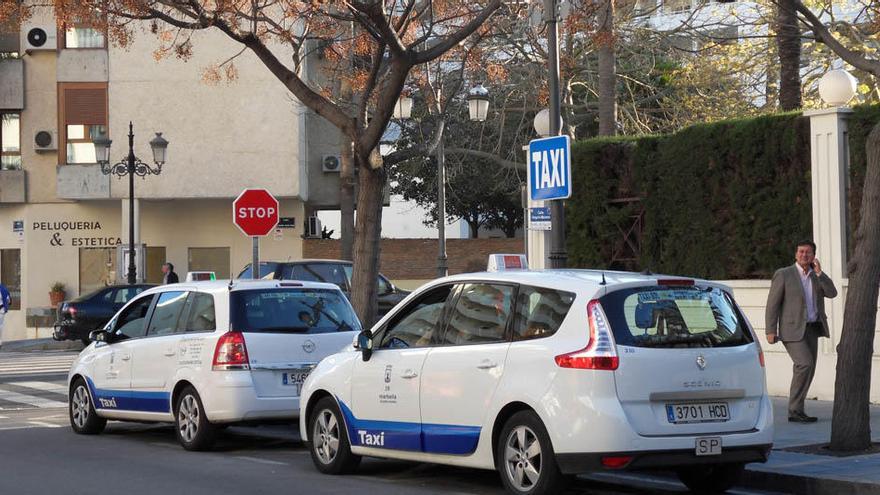 Imagen de una parada de taxis en Marbella.