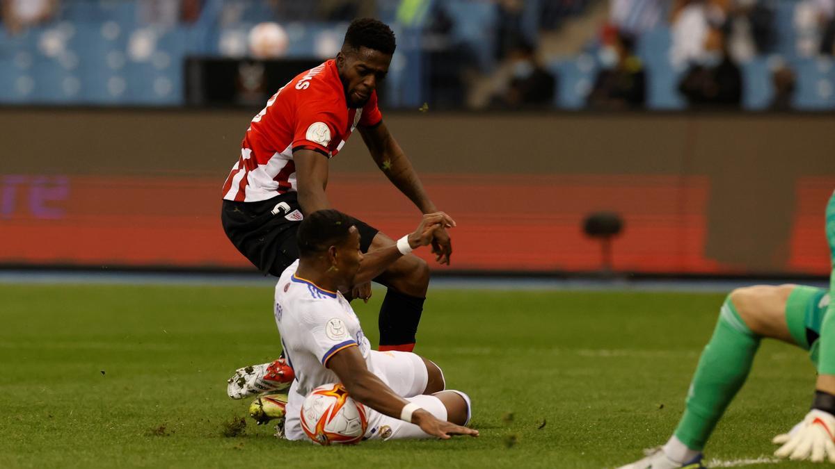 Alaba corta con el brazo un quiebro de Iñaki Williams.