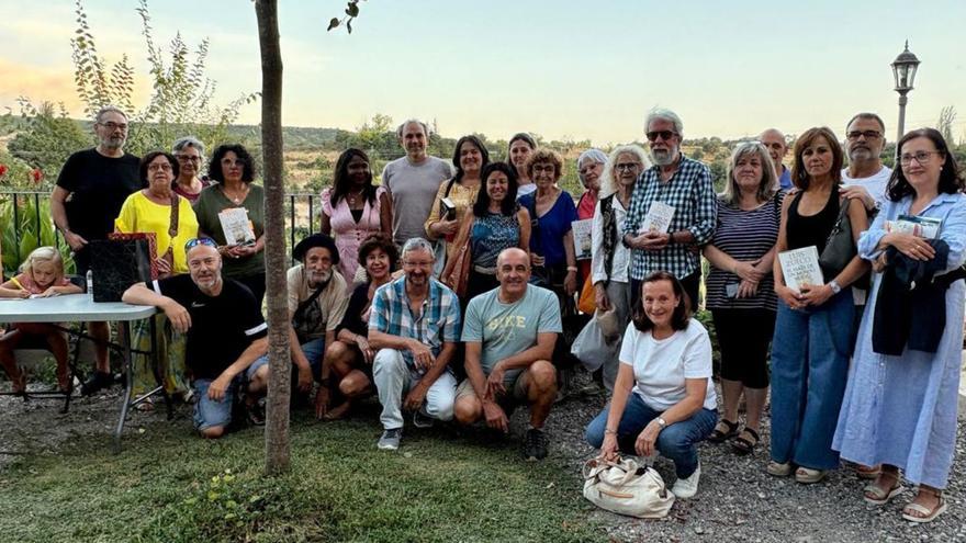 Luis Zueco habló de ‘El mapa de un mundo nuevo’, en los jardines del Castillo-Palacio. | SERVICIO ESPECIAL
