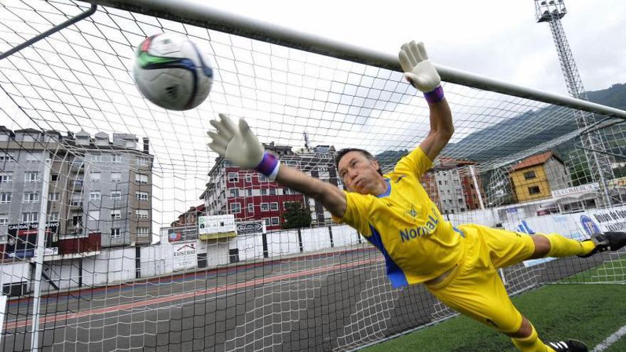 A la izquierda, el portero en un entrenamiento. A la derecha, en Mareo recibiendo la copa la semana pasada. 