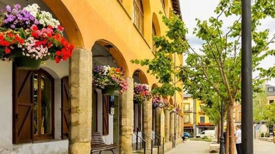 Els testos penjats amb flors que guarneixen el passeig 10 d&#039;Abril de Puigcerdà