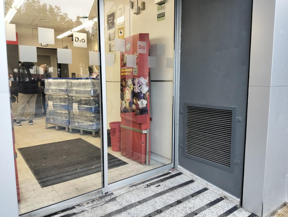 Agua para reponer en un supermercado de Plasencia, este lunes.