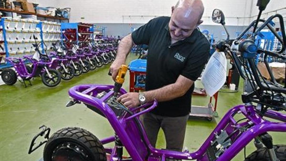 Producción 8Un empleado monta una moto en la planta de Going Green en Barcelona.