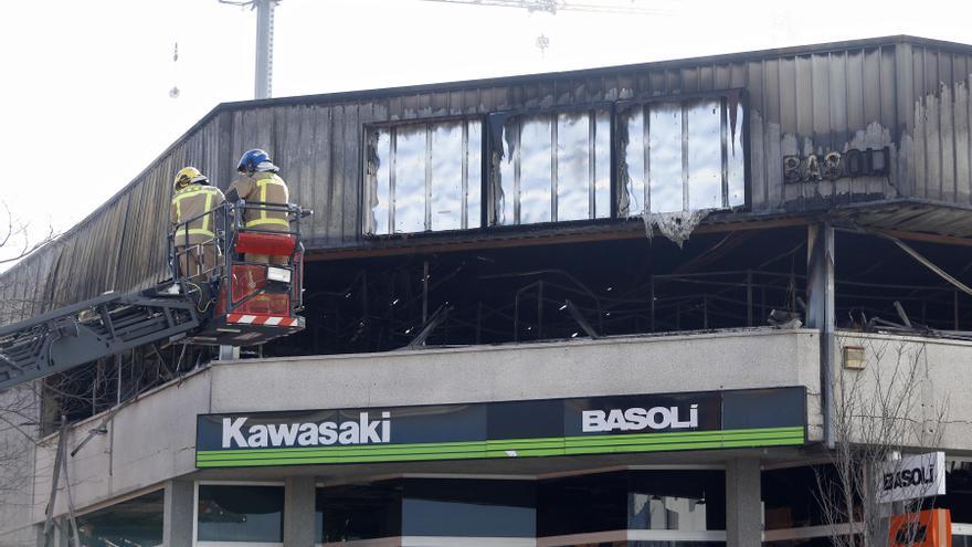 Els bombers avaluen treure part del sostre cremat per l&#039;incendi de Girona