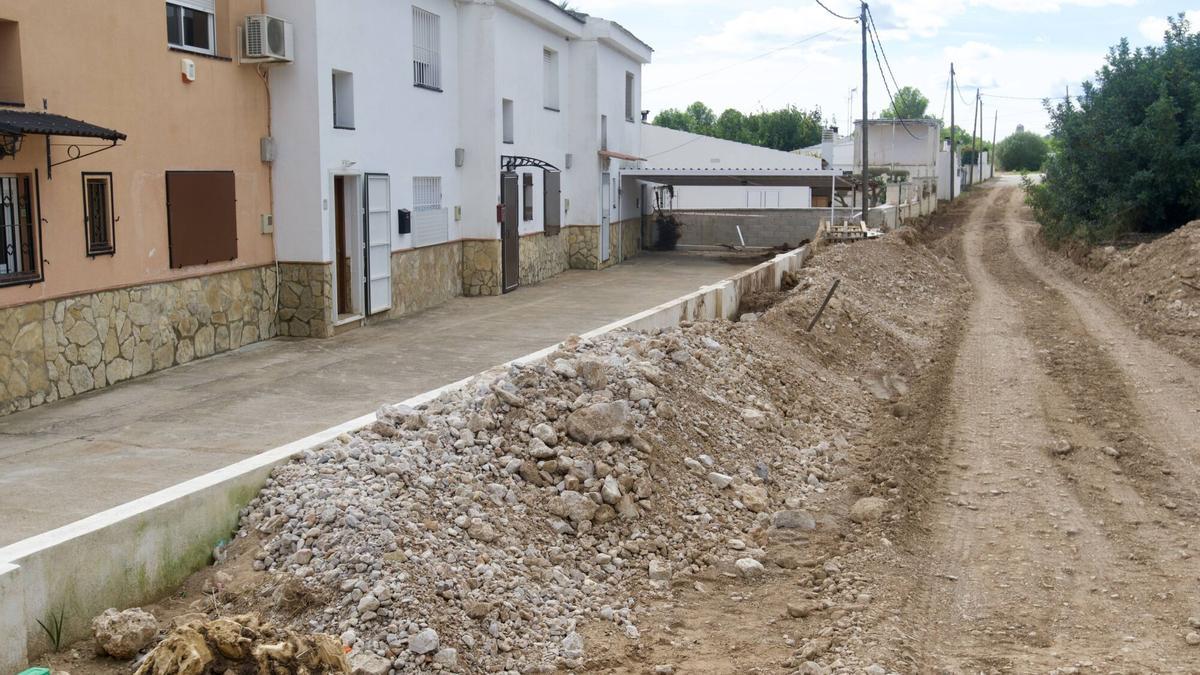 La urbanización L’Estona, en Alcanar Platja (Montsià), donde han comenzado los trabajos de derribo de varias viviendas afectadas por el barranco del Llop al encontrarse en zona inundable, el 22 de octubre de 2025.