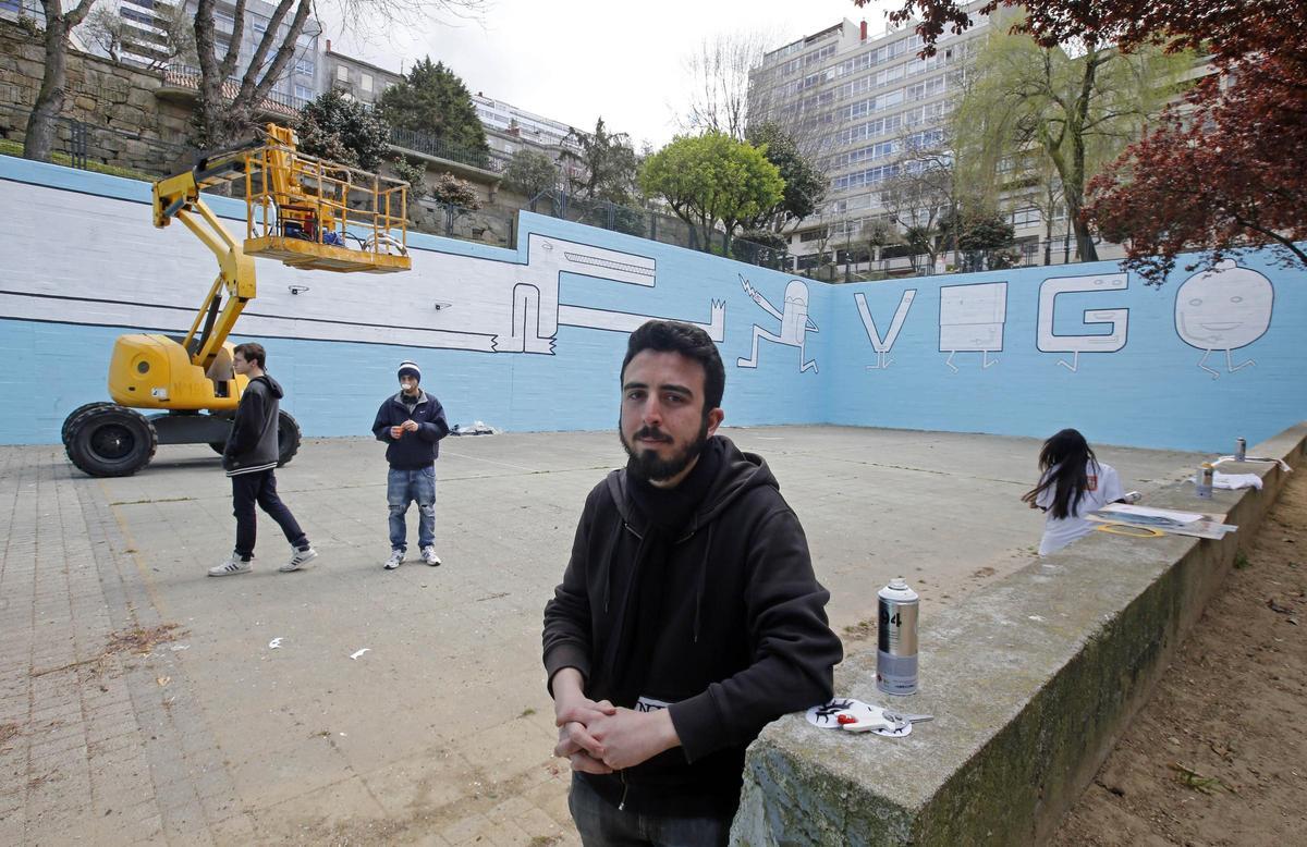 El artista Ash Santos durante la elaboración de su mural del Vigo, cidade de cor, en Torrecedeira.