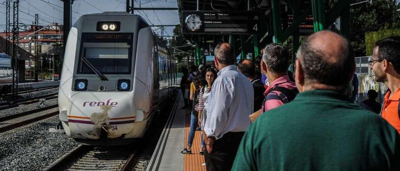 Pasajeros en la estación del tren en Vilagarcía. // Iñaki Abella