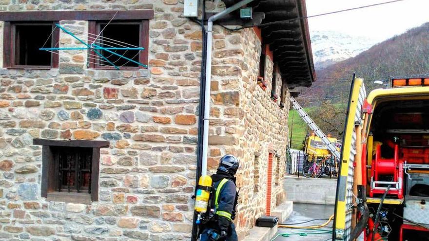 Un incendio afecta a parte de una casa en Peridiello, Lena