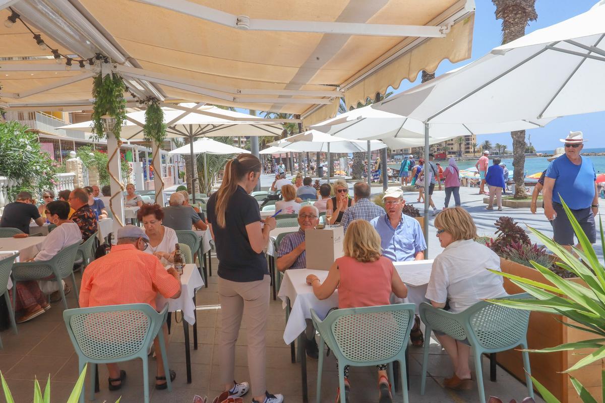 Un restaurante de la playa del Cura con terraza junto al mar