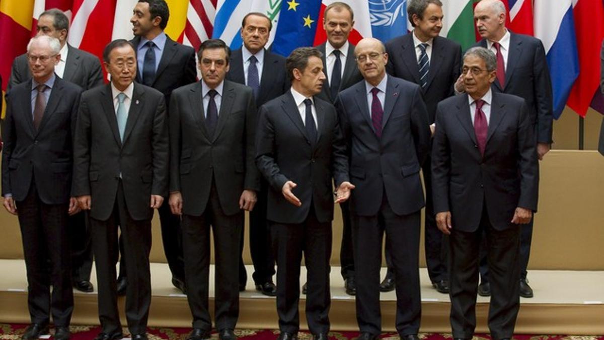 Foto de familia de los dirigentes que han participado en la cumbre sobre la intervención en Libia, este sábado, en París.