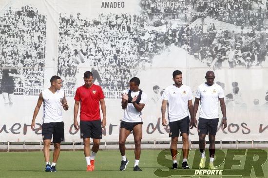 Caras largas tras perder ante el Betis