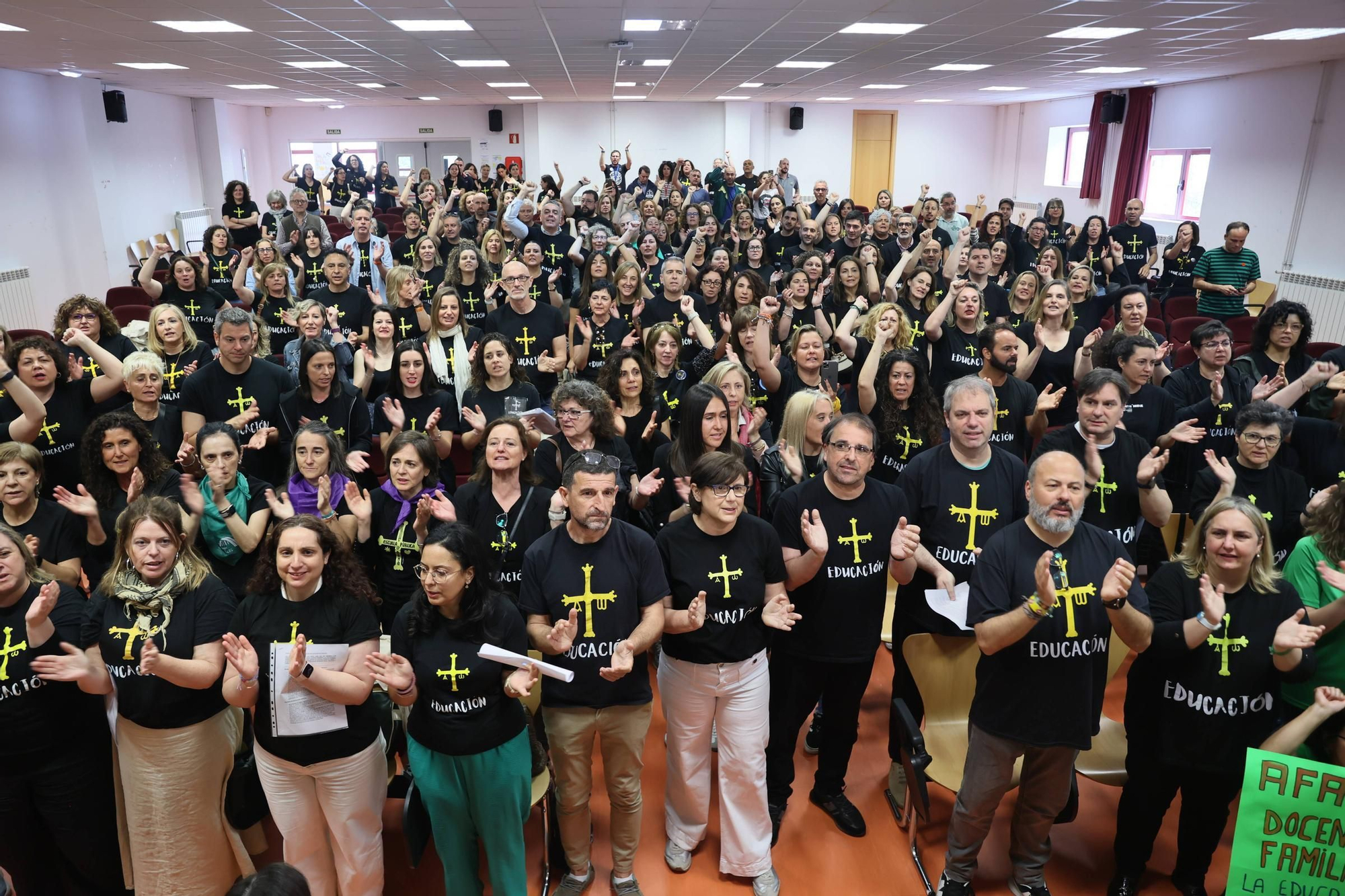 EN IMÁGENES: Concentración de directores de colegio de toda Asturias en el IES La Ería de Oviedo