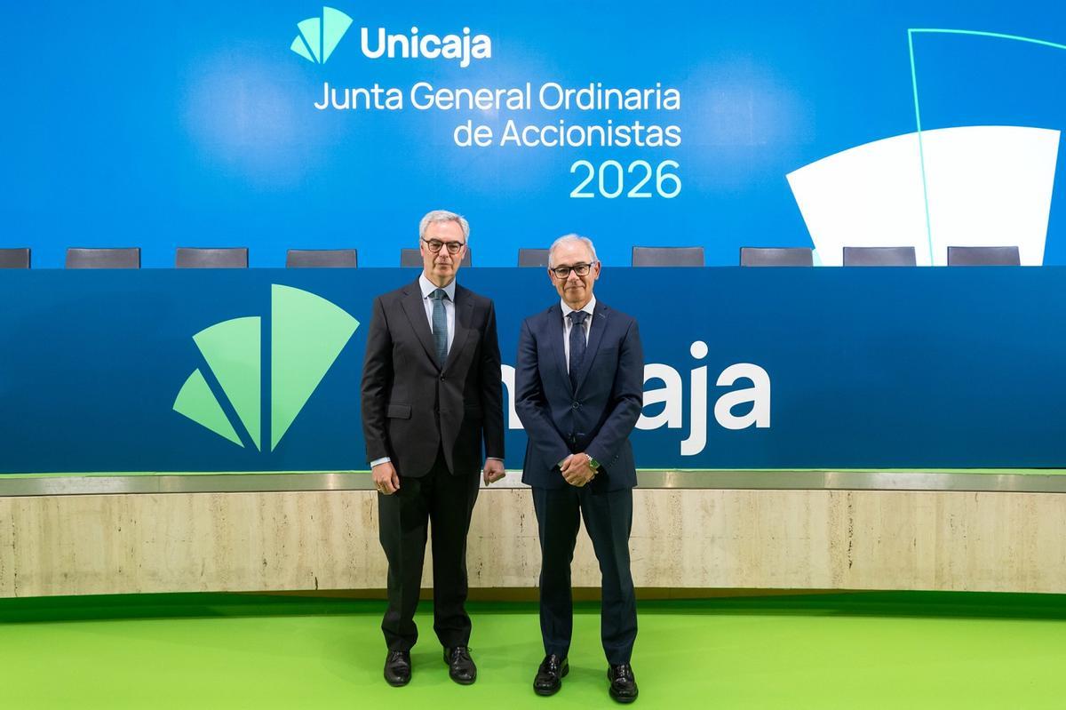 El presidente de Unicaja, José Sevilla, y el CEO, Isidro Rubiales, en la junta de accionistas.