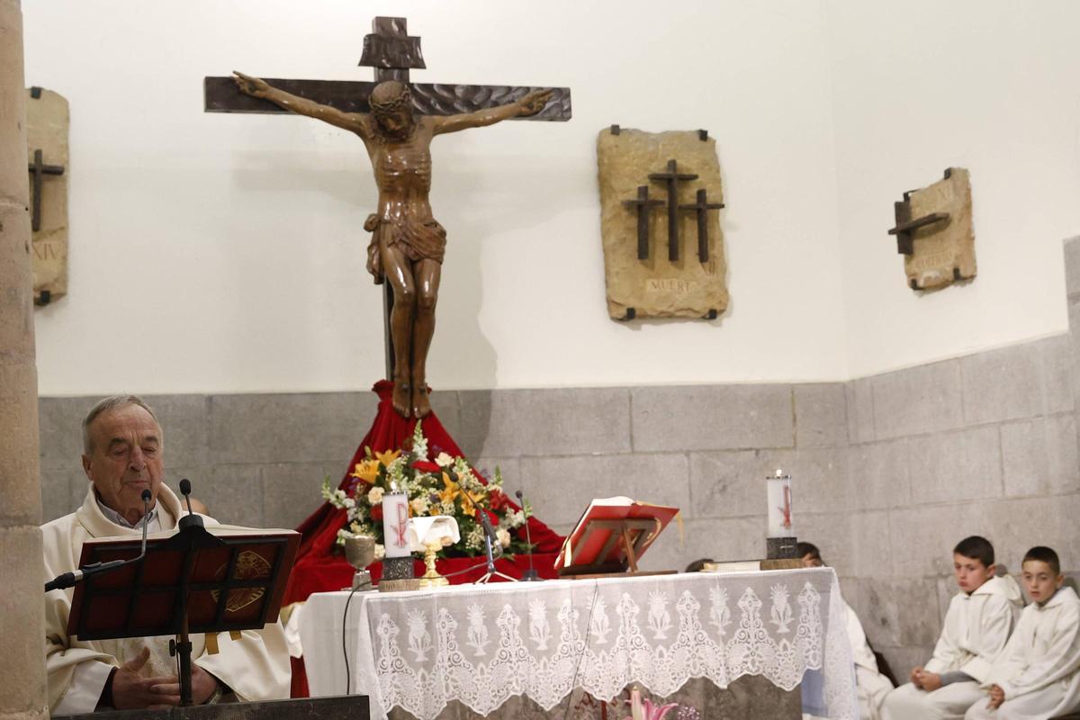 La procesión del Cristo de la Abadía de Cenero, en imágenes