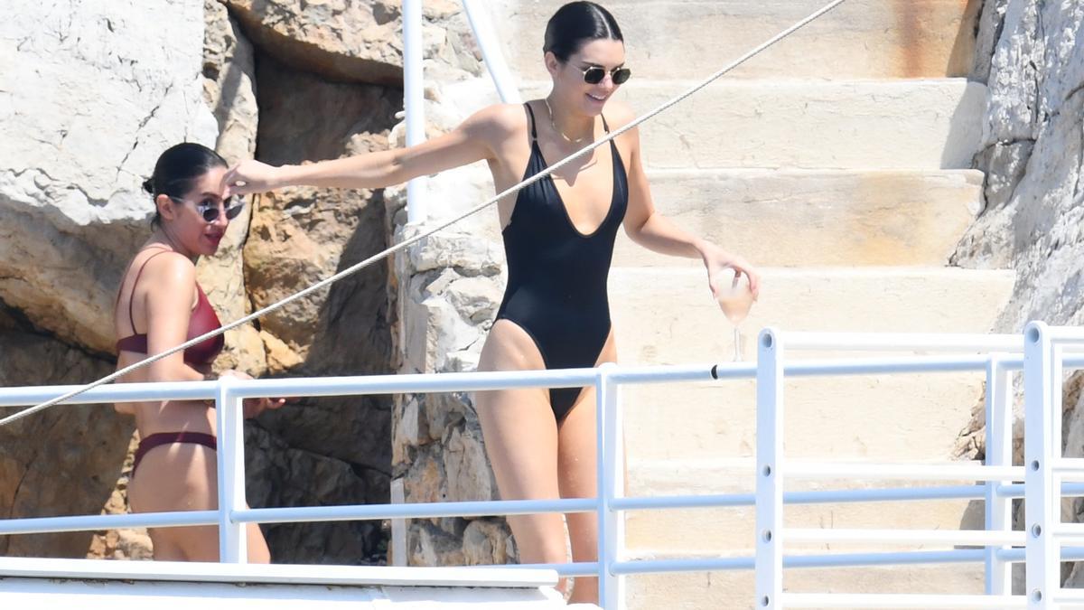 Kendall Jenner disfrutando de un chapuzón en Cannes