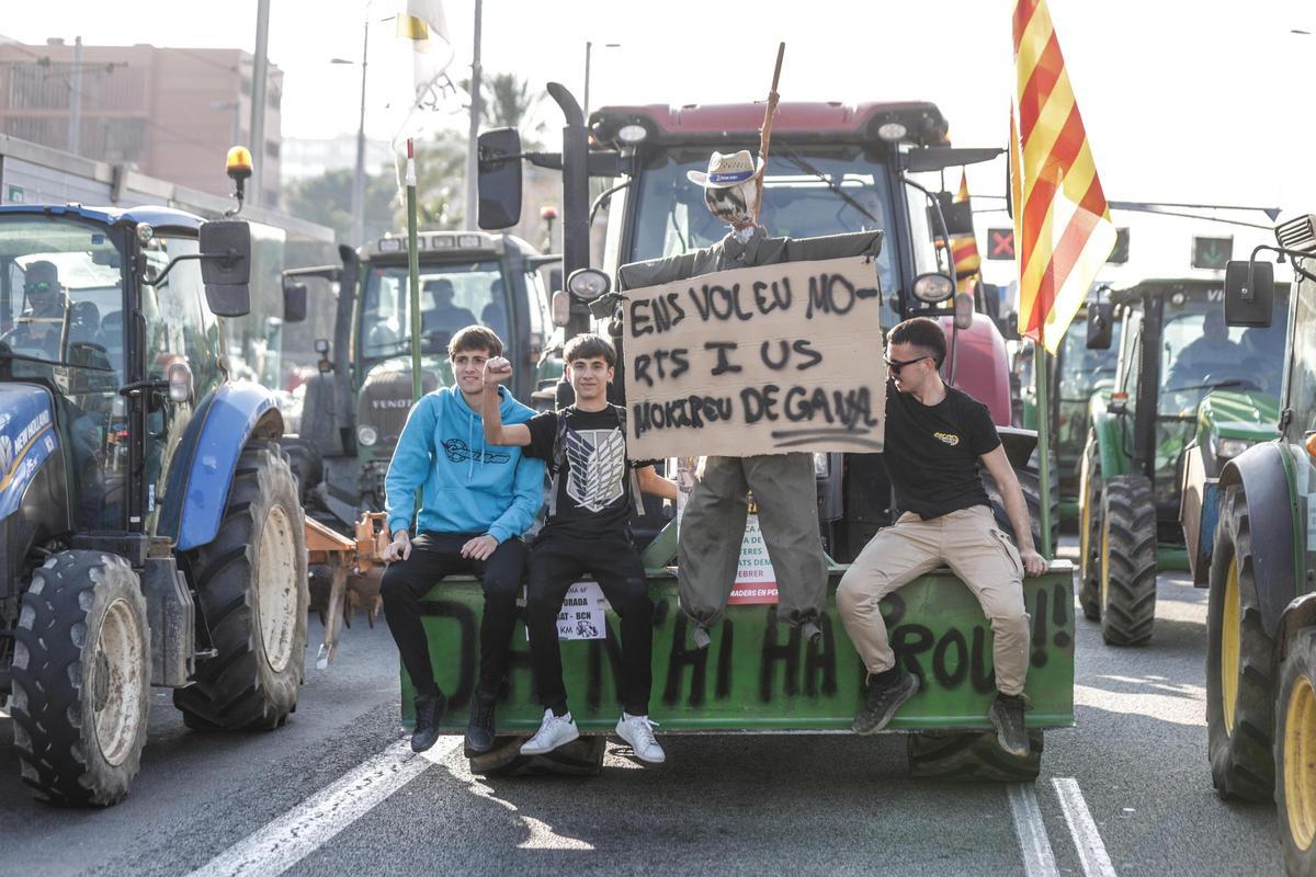 Los tractores circulan por la Diagonal de Barcelona