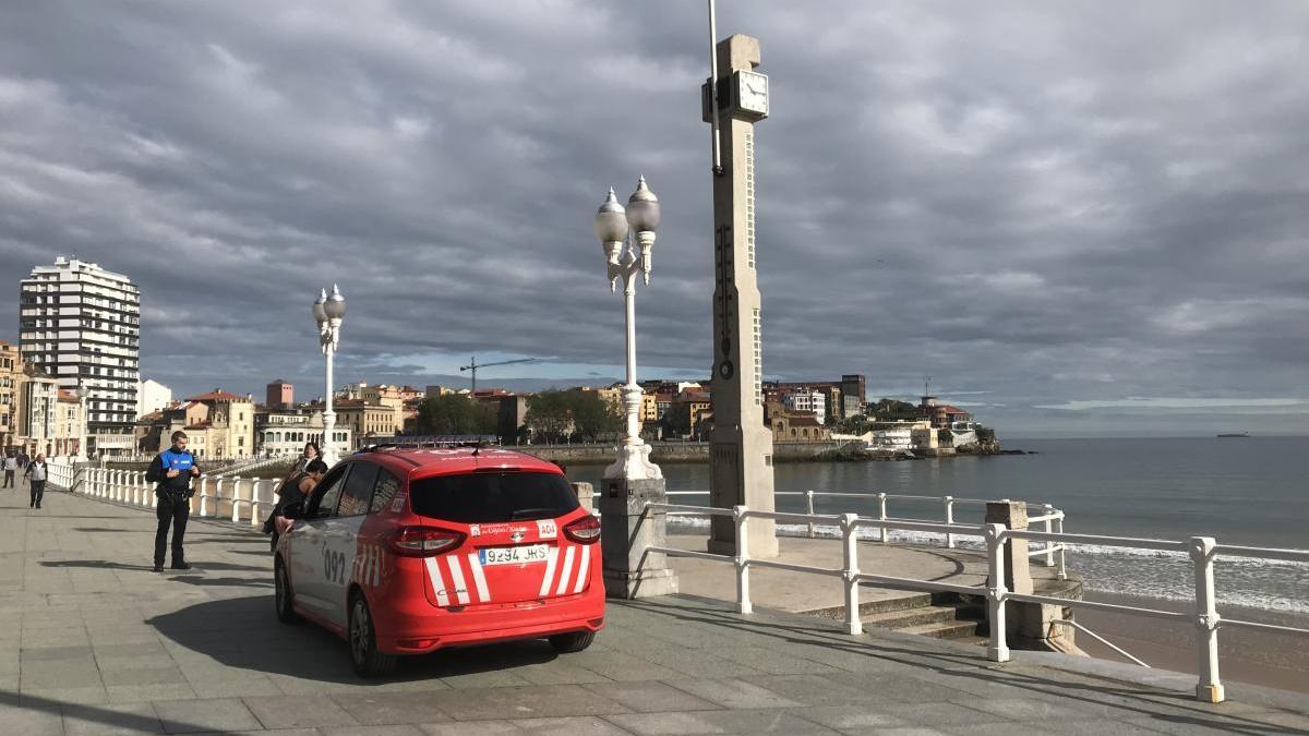 Primeros sancionados en Gijón por bañarse en La Escalerona fuera de hora y con un menor