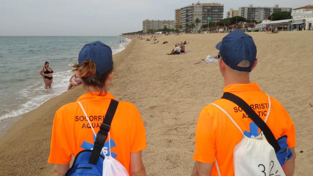 Setze socorristes fan més segures les platges de Blanes