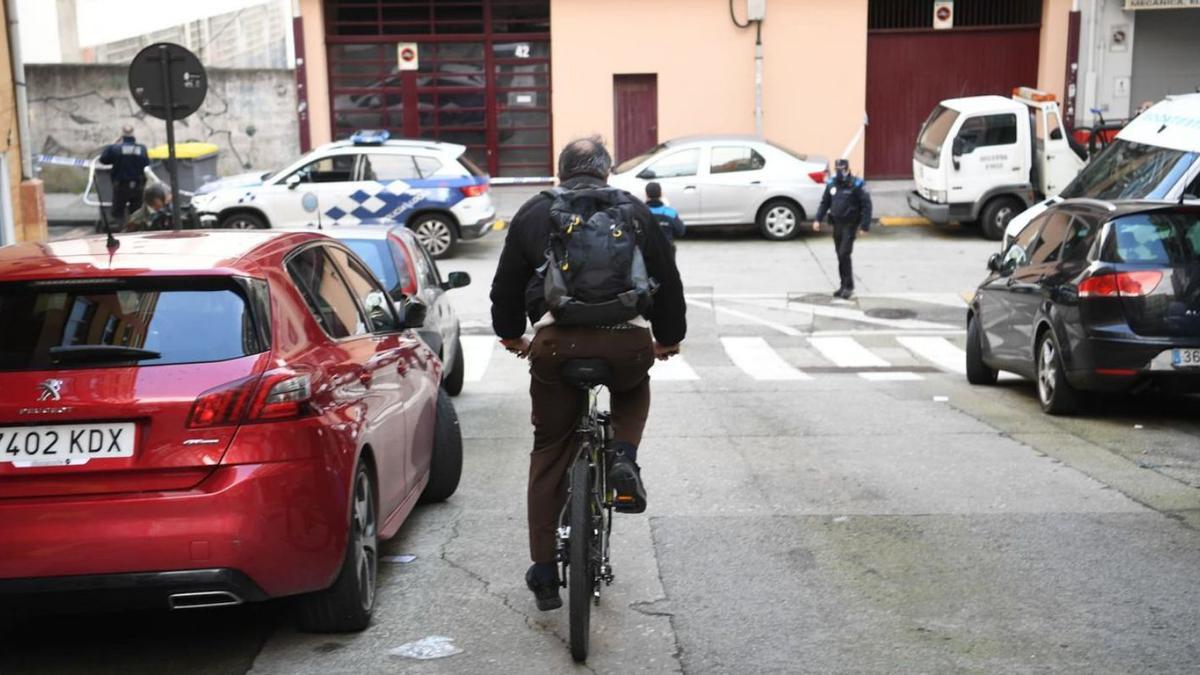 Un ciclista desciende por Julia Minguillón, con el portal del accidente al fondo de la imagen.   | // CARLOS PARDELLAS