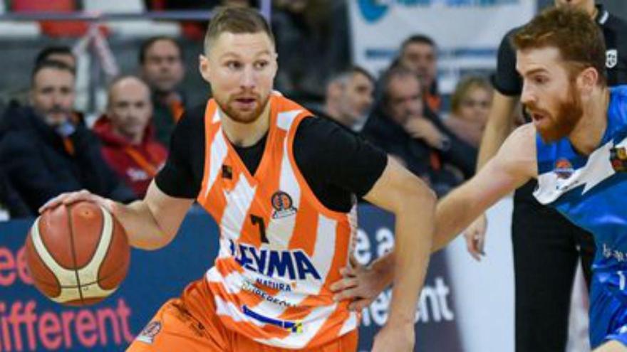 Ingus Jakovics, mueve el balón durante el partido contra el Fuenlabrada.