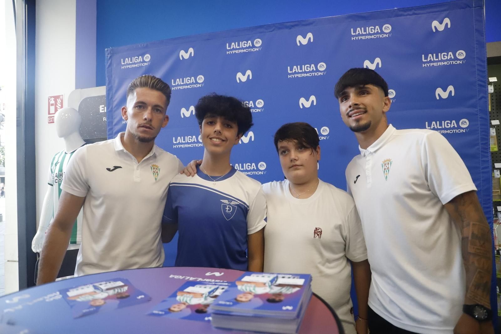 La firma de autógrafos de Isma Ruiz y Kevin Medina en la tienda de Movistar en imágenes