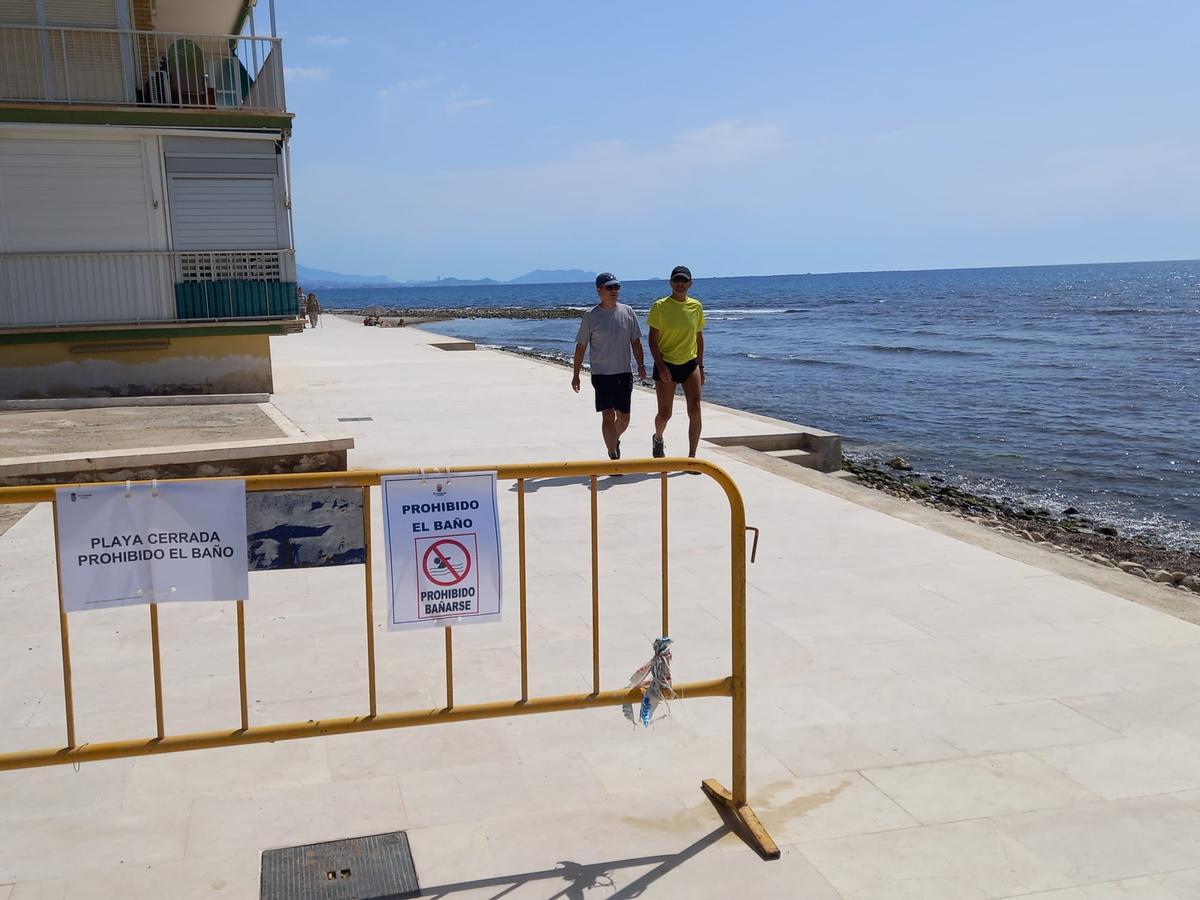 Cartel que informa de la prohibición del baño