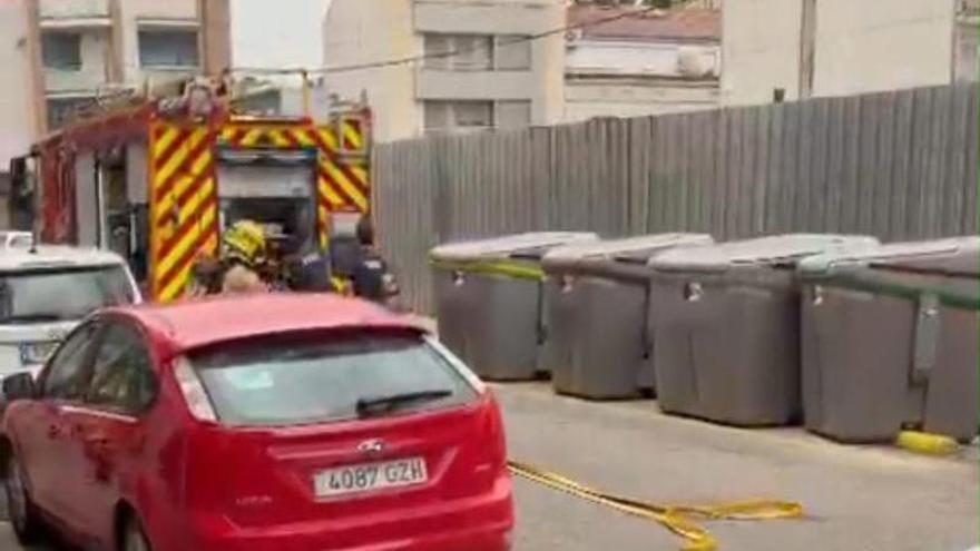 Contenidor cremant al carrer Cintaires de Manresa