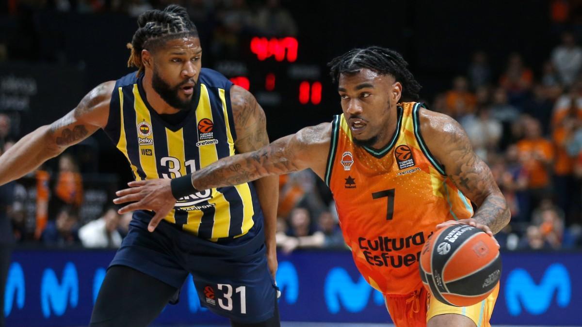 Chris Jones, del Valencia Basket, supera a Devin Booker, de Fenerbahçe