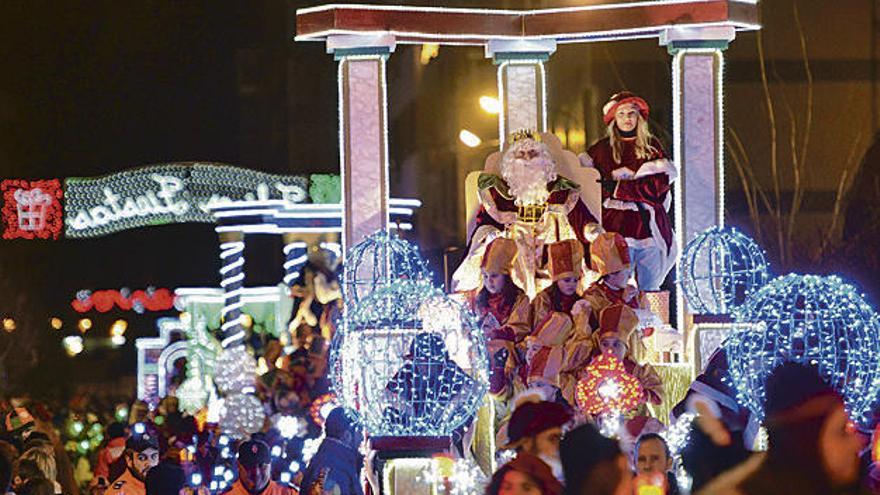 Una de las luminosas carrozas, durante el desfile.