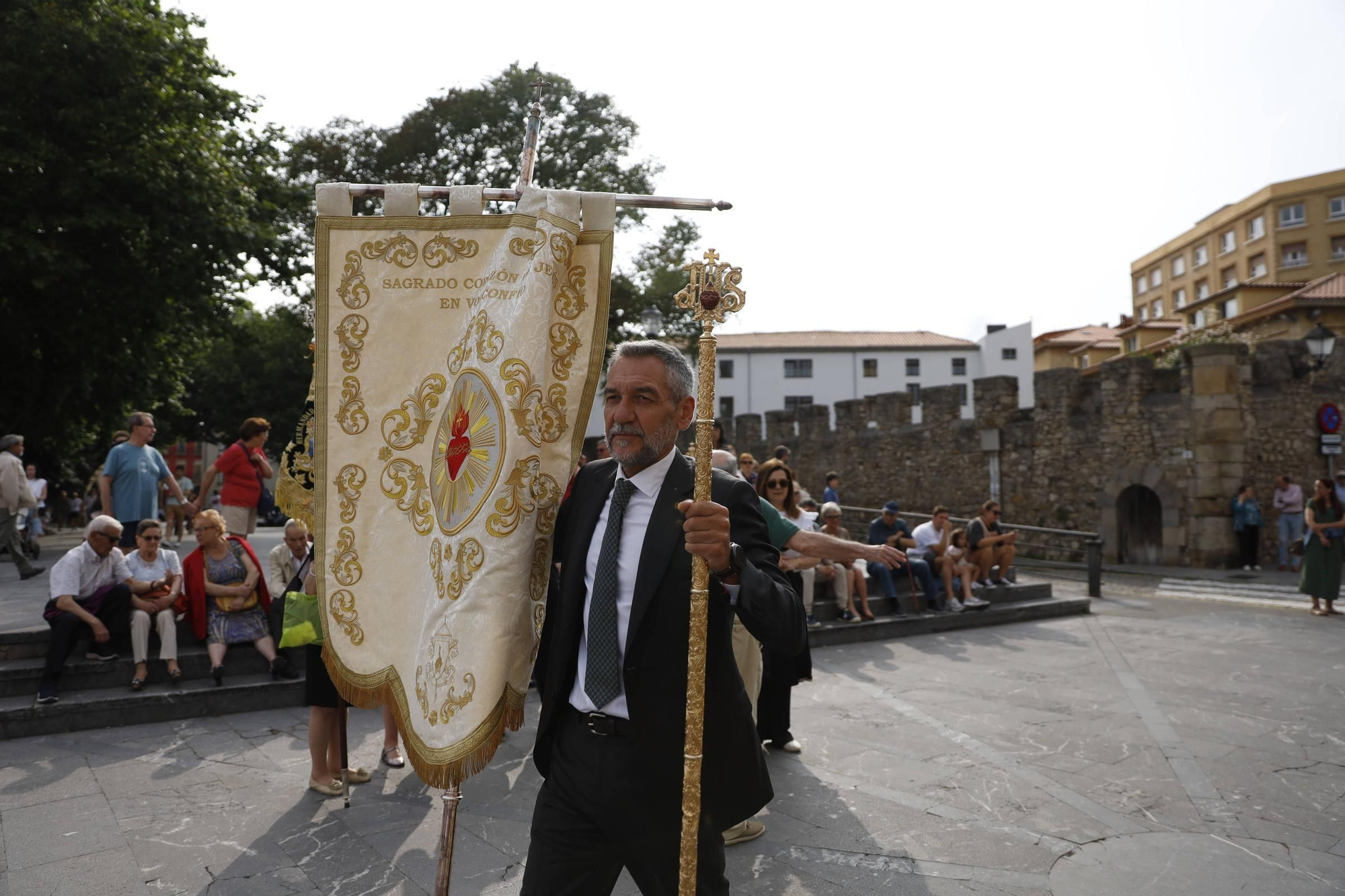Pétalos, incienso, niños... así fue la procesión del Corpus Christi en Gijón (en imágenes)