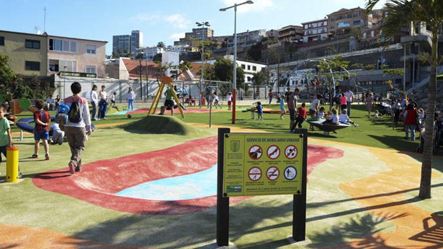 Instalaciones del nuevo espacio de juegos infantiles en el antiguo Estadio Insular, ayer, en su primera tarde abierta al público.