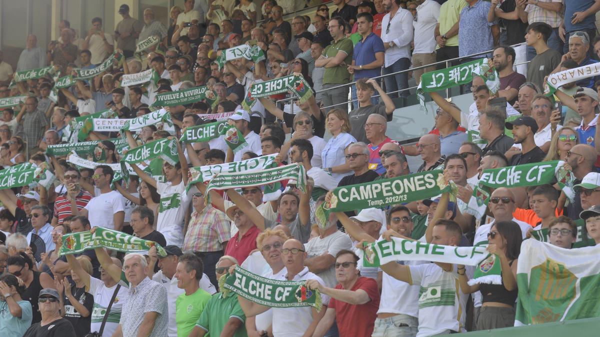 Aficionados del Elche, en el estadio Martínez Valero