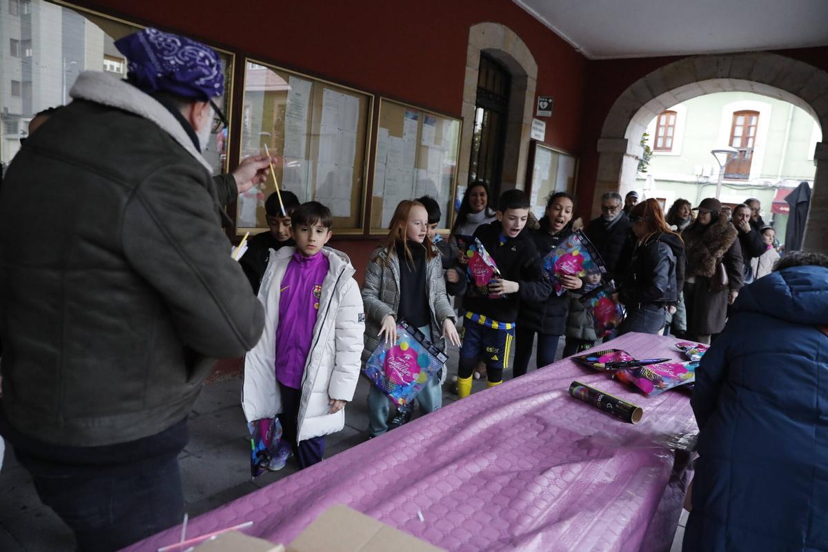 Las familias de Mieres, disfrutando de la Nochevieja Infantil.