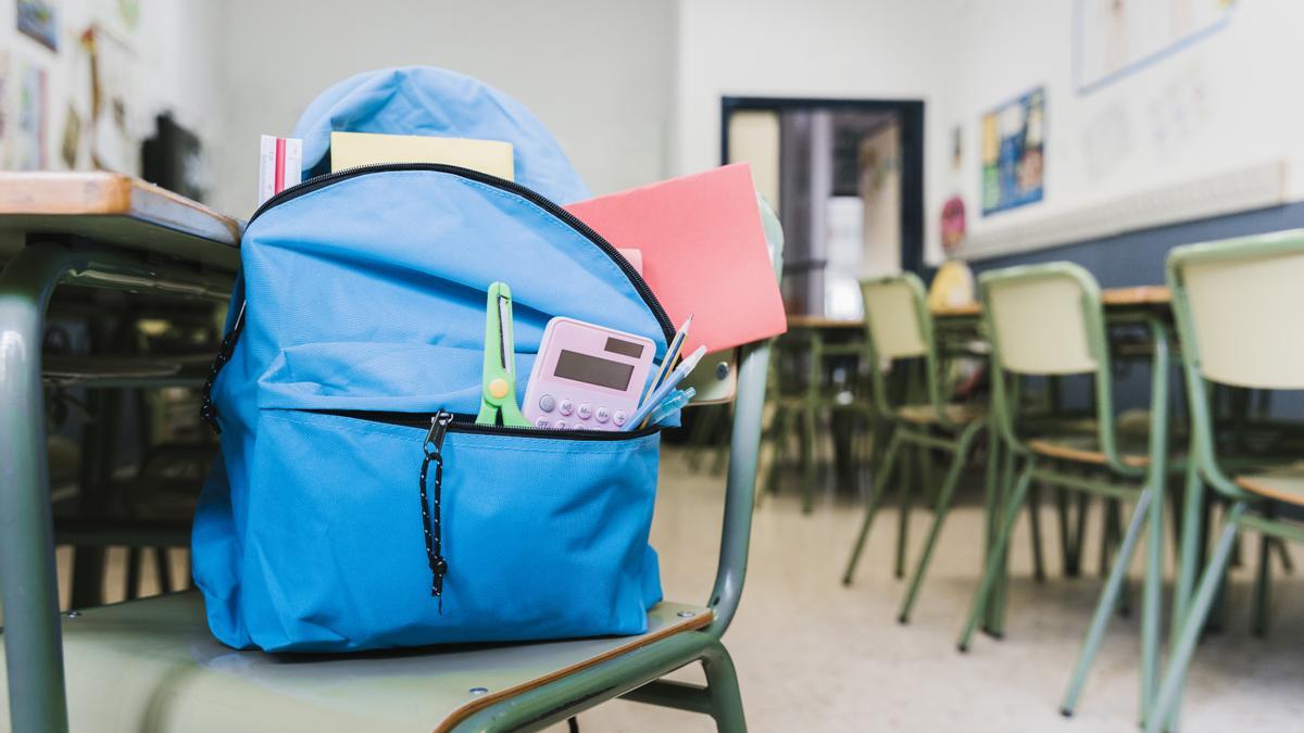 Mochila cargada de material escolar en el primer día de vuelta a clase.