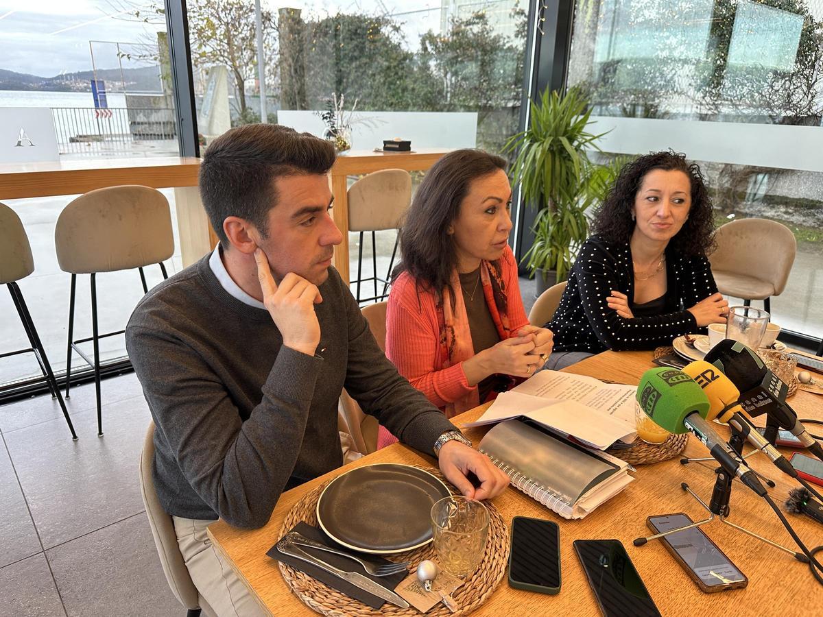 La alcaldesa de Marín, María Ramallo, en el centro, con compañeros del gobierno local.