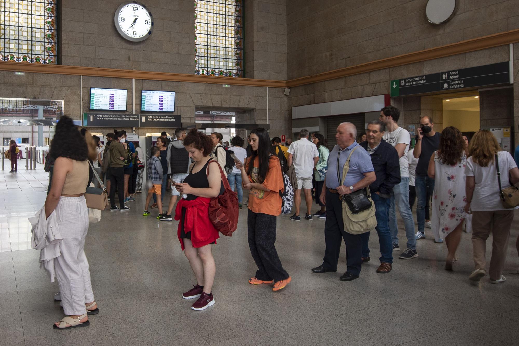 Colas en Galicia y colapso del sistema el primer día de los abonos gratuitos de Renfe