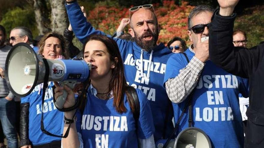 Protesta de funcionarios de Justicia, ayer, en Santiago. // X. Álvarez