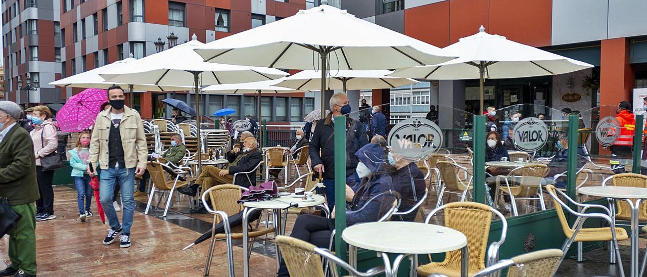 Una terraza hostelera de la Losa, bajo la lluvia, en plenas restricciones por el covid. | Nazaret Quintas