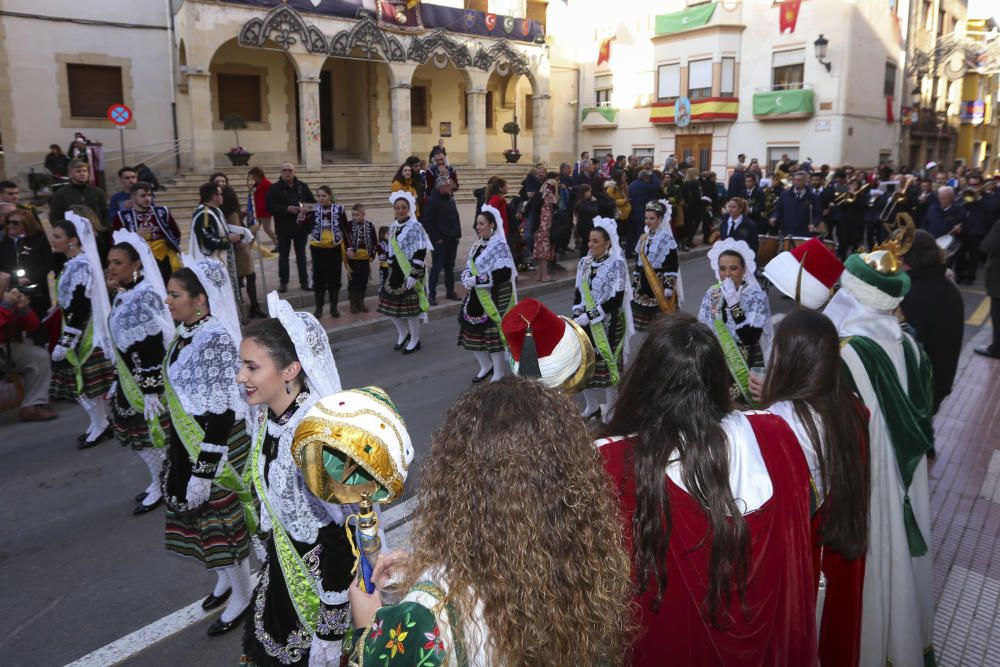 El desfile de La Entrada da la bienvenida a los Moros y Cristianos de Sax