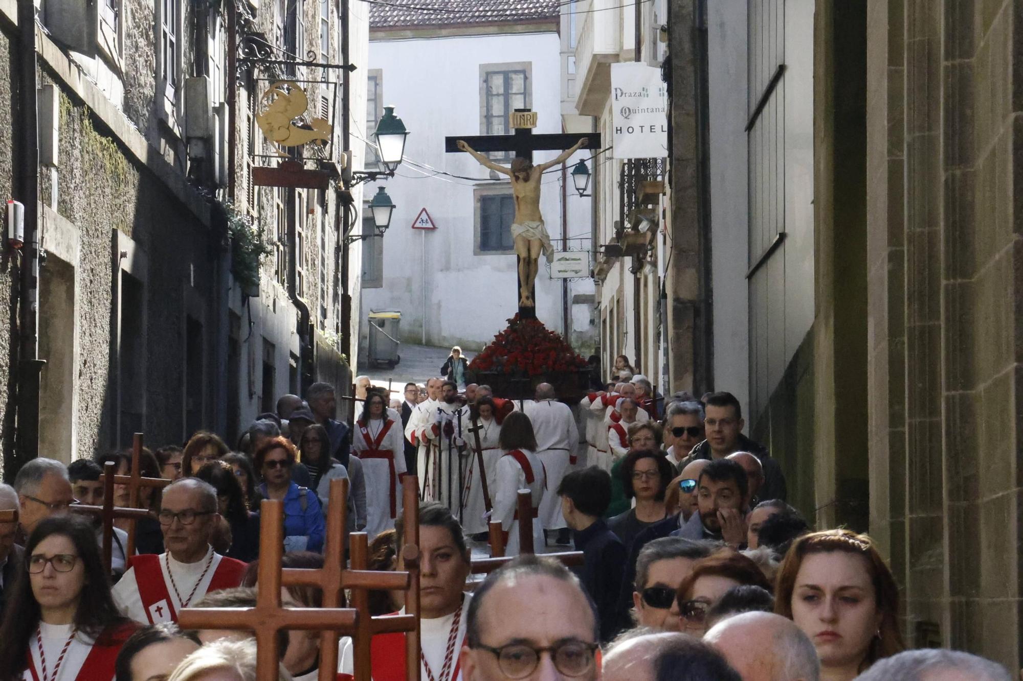 La procesión del Cristo de la Paciencia despide la Semana Santa compostelana