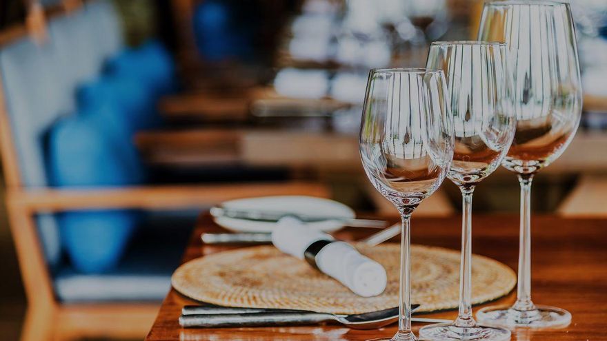 Denuncien que un restaurant cobra 10 euros per persona per reservar taula i no els retorna: &quot;No és legalment vàlid&quot;